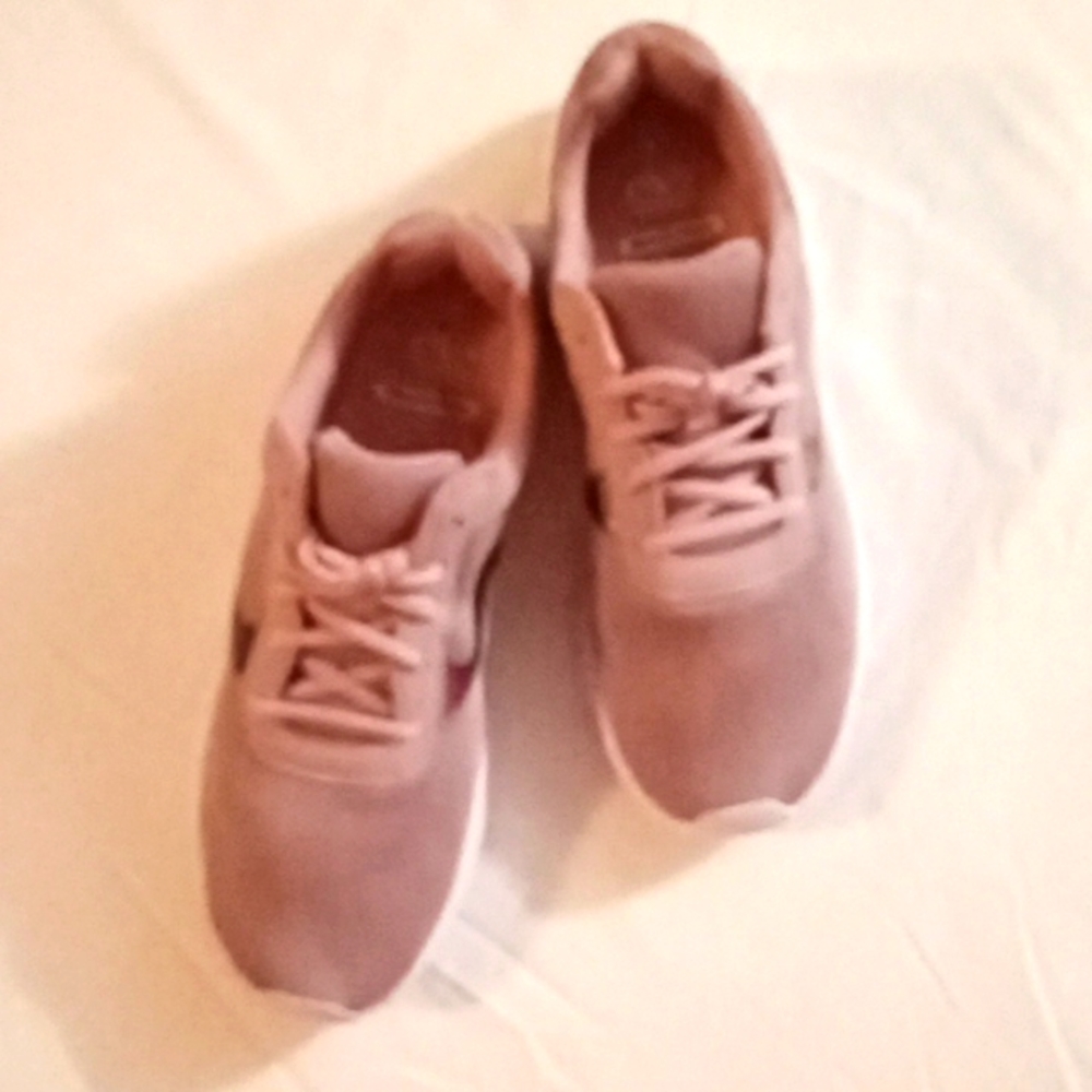 Women's walking shoes